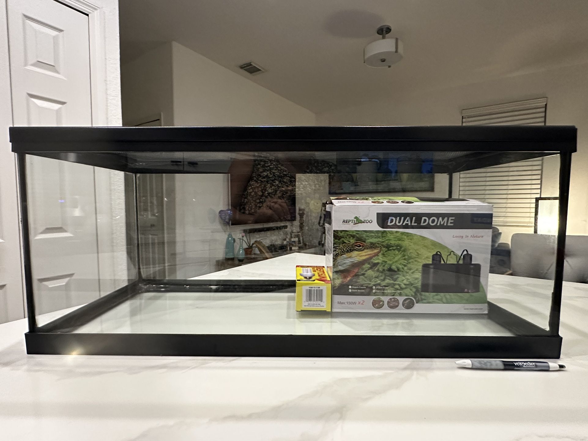 20 Gallon Reptile Tank Setup – Lightly Used, Excellent Condition! 🦎🔥