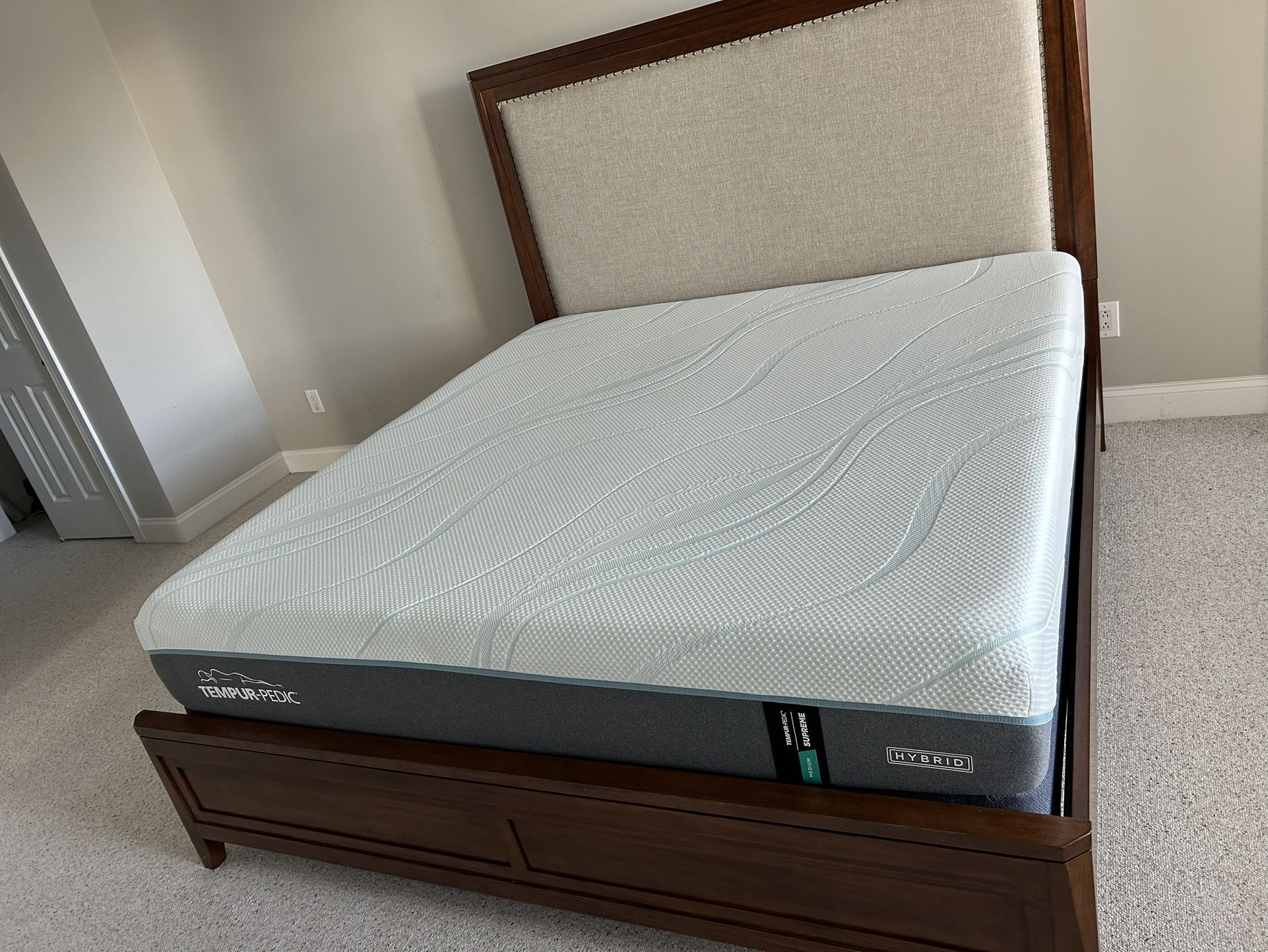 King Sized Tempurpedic Medium  Supreme Hybrid Mattress 