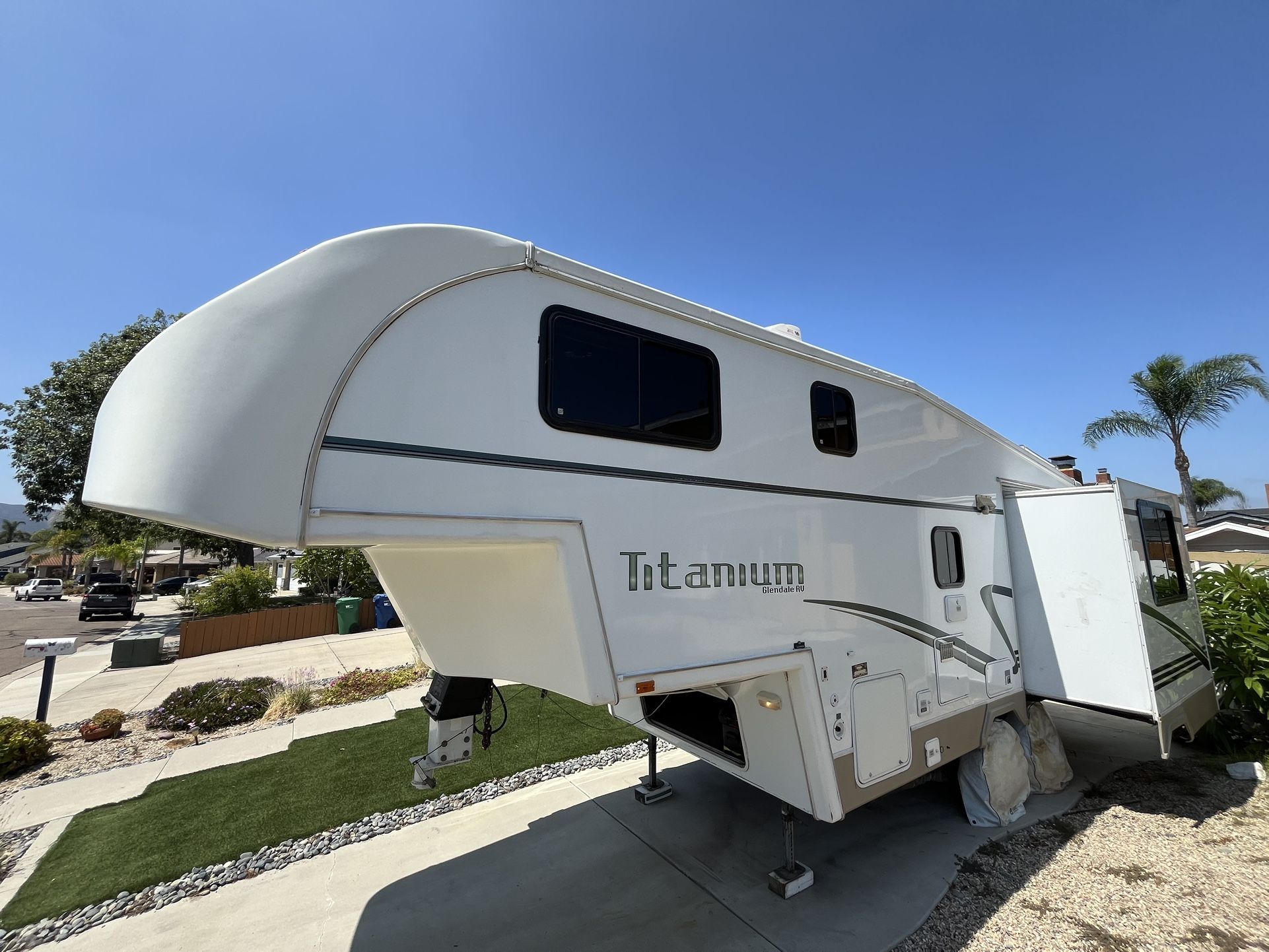 Glendale Titanium 30 foot Fifth Wheel 