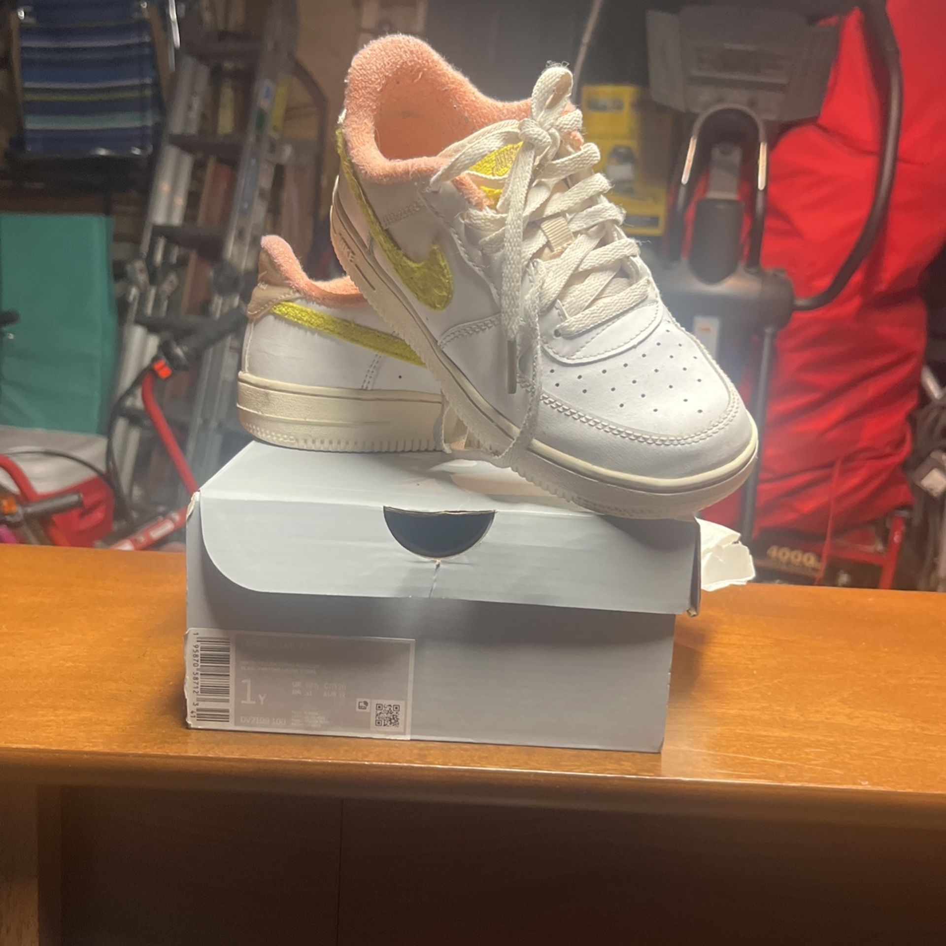 Nike Kids Size 1 Force 1