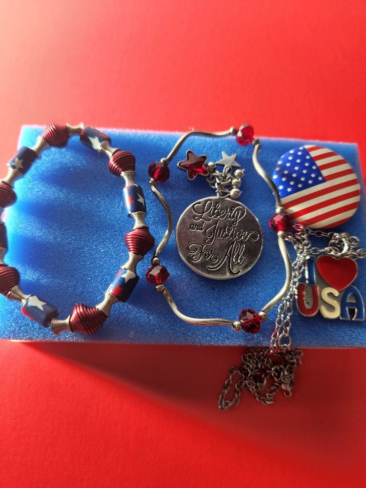 #1604, PATRIOTIC VINTAGE JEWLRY LOT (USA)
