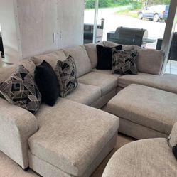 Megginson Storm RAF Sectional / couch / Living room set