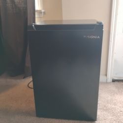 Insignia 2.5 Cu. Ft. Mini Fridge 
