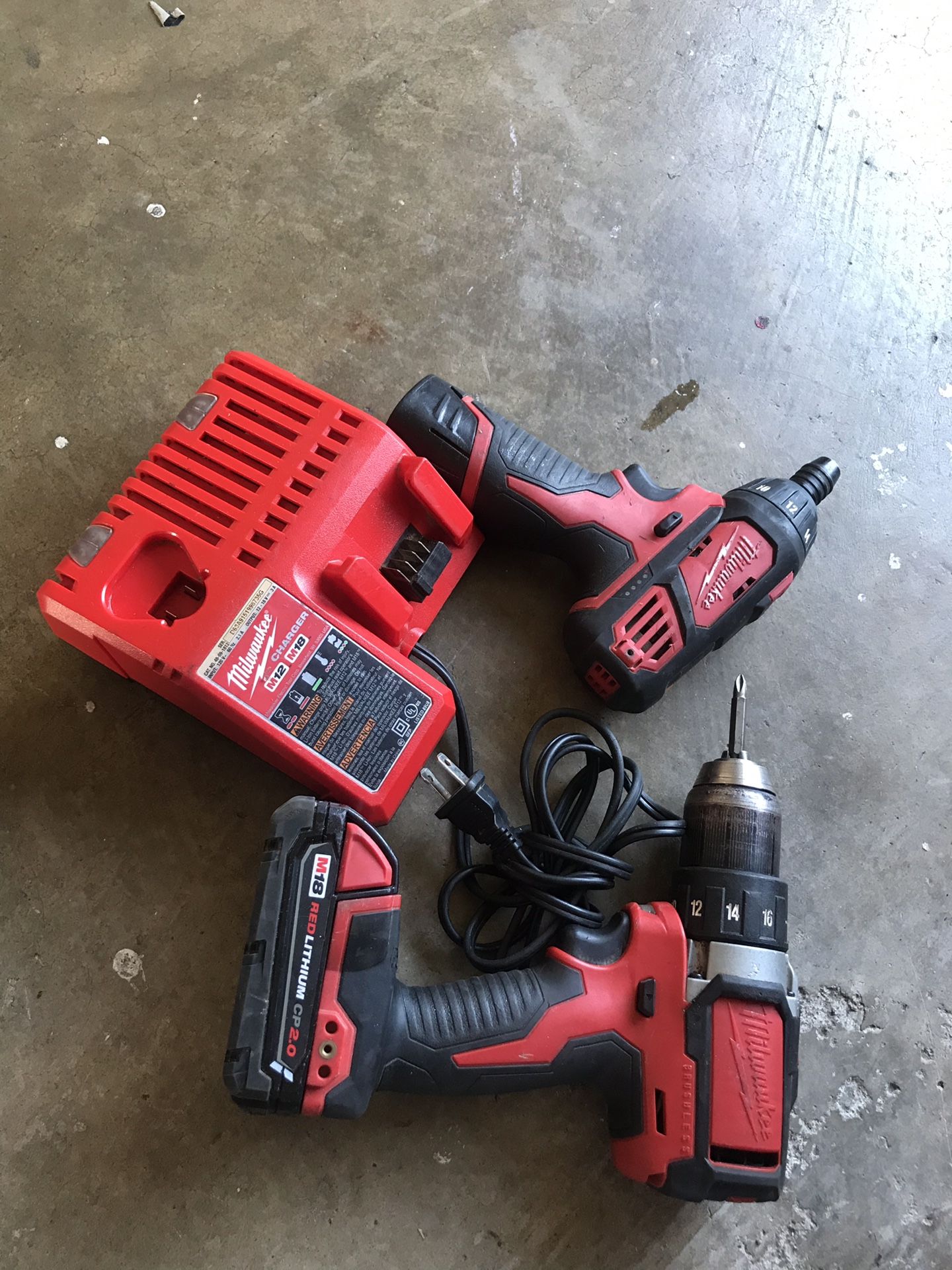 Milwaukee set drills 12v and 18v batteriescharger