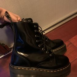 Womens Dr.Martens SIZE 7 Platform