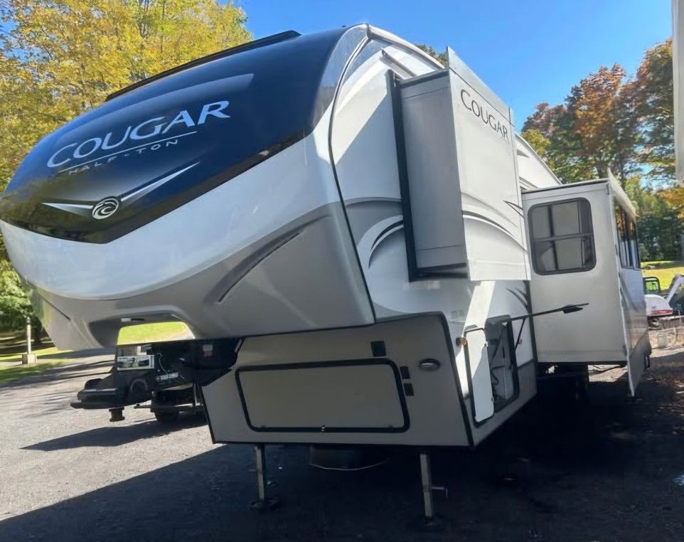 2019 Cougar half ton Keystone