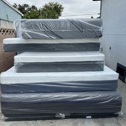 Queen Size Cold Gel Memory Foam Mattress 12" Thick.    Brand New Mattress.    Delivery Available 