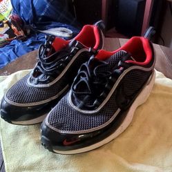 USED NIKES AIR MAX SIZE  IS ON THA  SHOES 