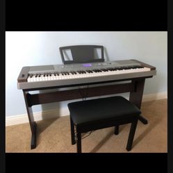 Beautiful Yamaha PortableGrand DGX-640