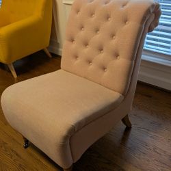 Vintage-Style Tufted Accent Chair (Blush Pink)