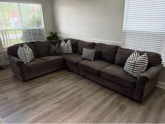 Haverty’s sectional sofa / Delivery Available