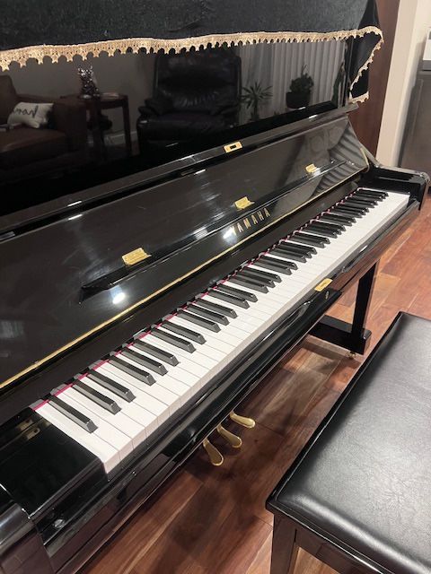 Yamaha U3 (ebony polish finish)
