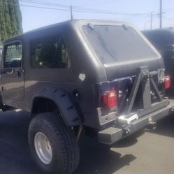 Removable Hard Top fits to 2003-2006 Jeep Wrangler Unlimited LJ TJ-U Excellent Condition Inside Is Carpeted We could ship 