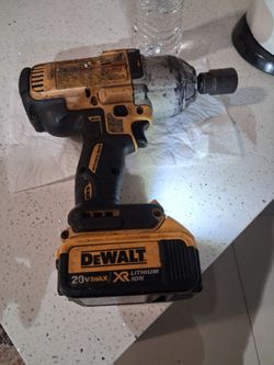 Dewalt impact gun with battery
