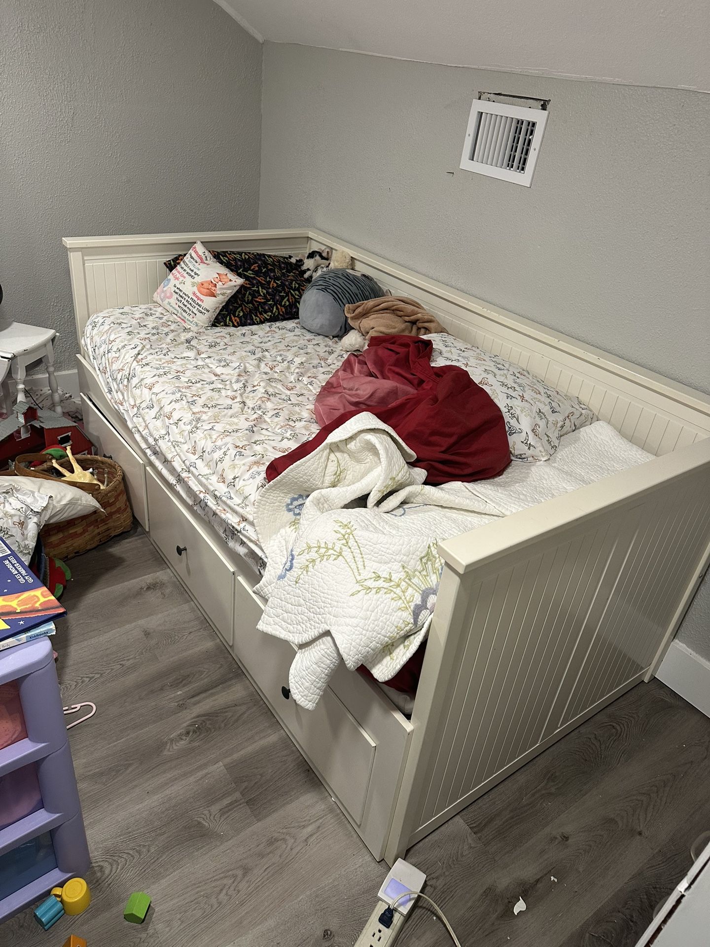 White IKEA Hemnes Pullout Daybed