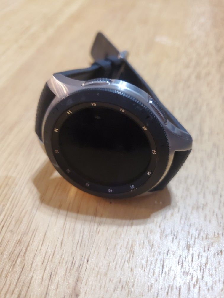 Samsung Galaxy Watch 46mm Silver With Charger
