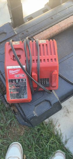 Cargador Milwaukee