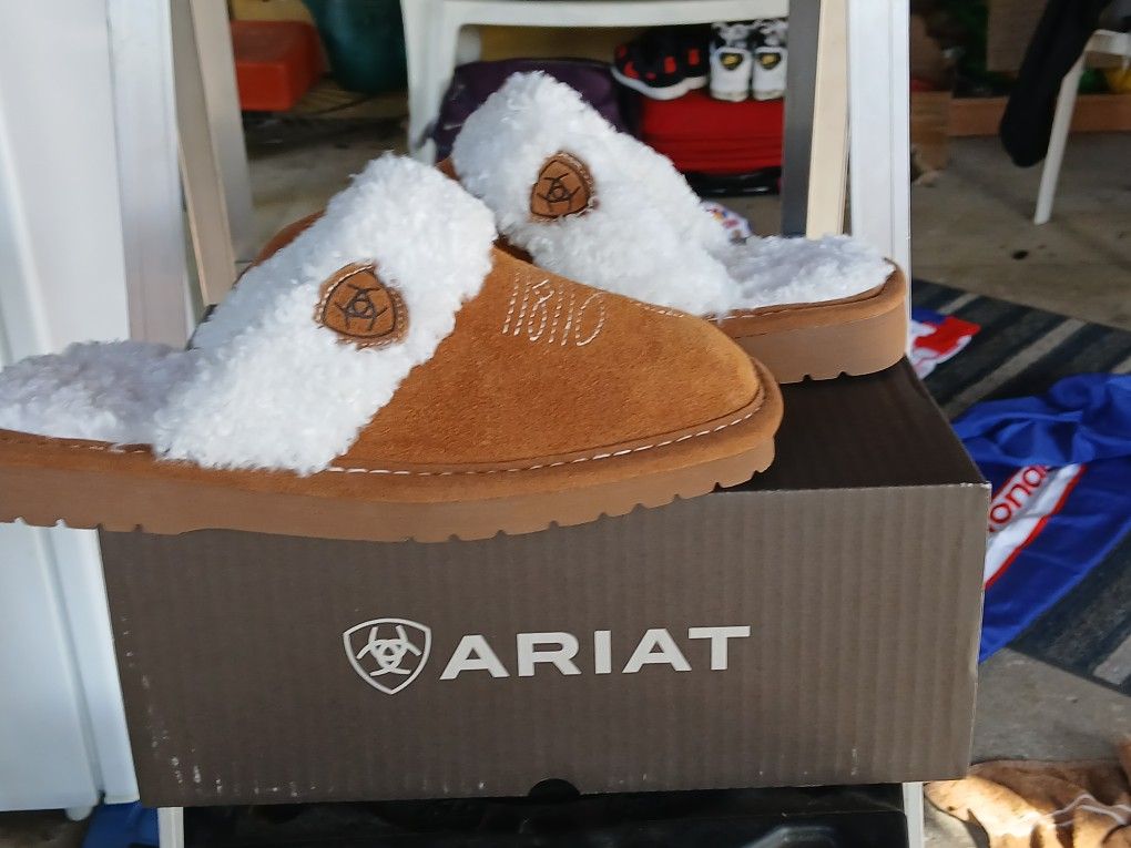 BRAND NEW!NEVER WORN! ARIAT SLIPPERS