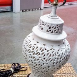 VINTAGE CHINESE ANTIQUE MID 20'S CENTURY WHITE PORCELAIN HOLLOW ART DESK LAMP
