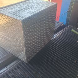 Truck tool box
