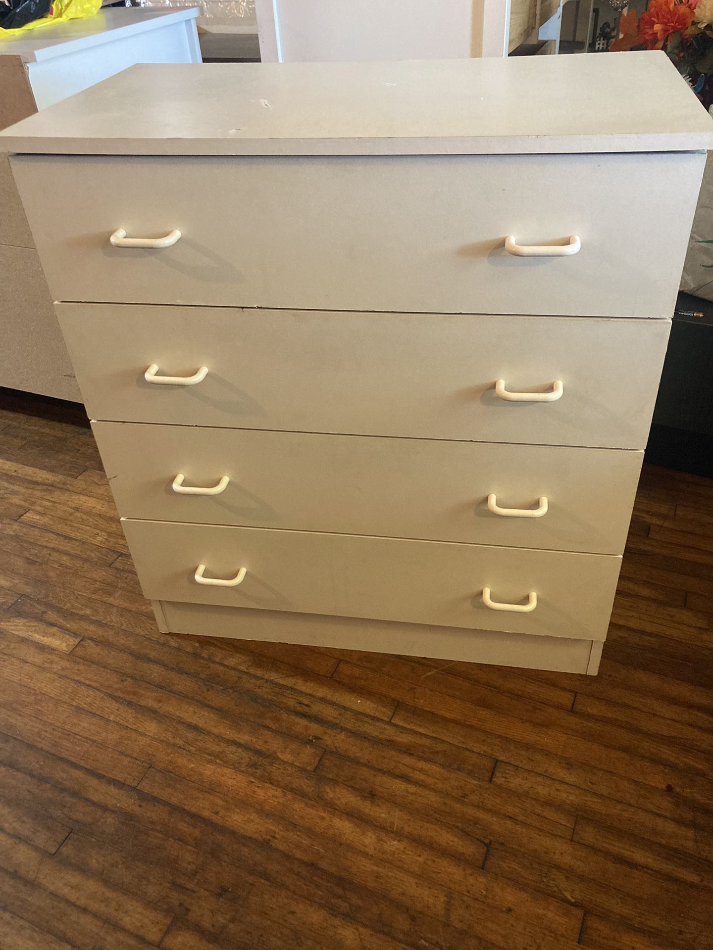 Dresser With 4 Drawers $80