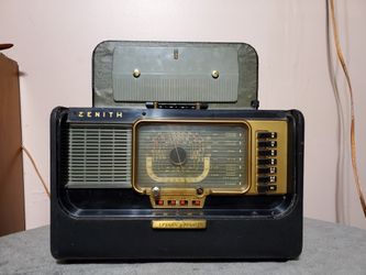 Zenith Trans-Oceanic tube shortwave receiver.