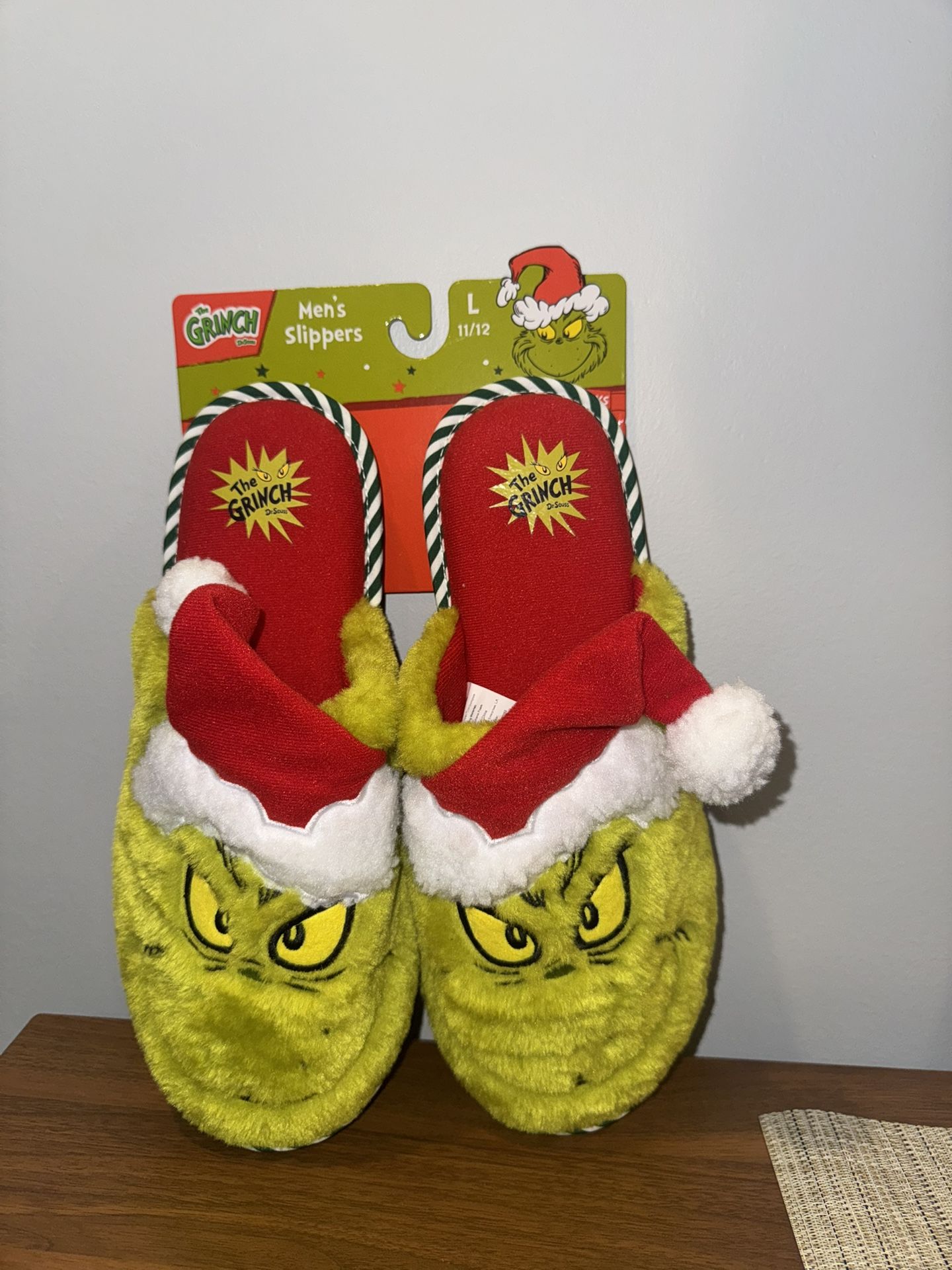 Grinch men’s slippers size 11/12
