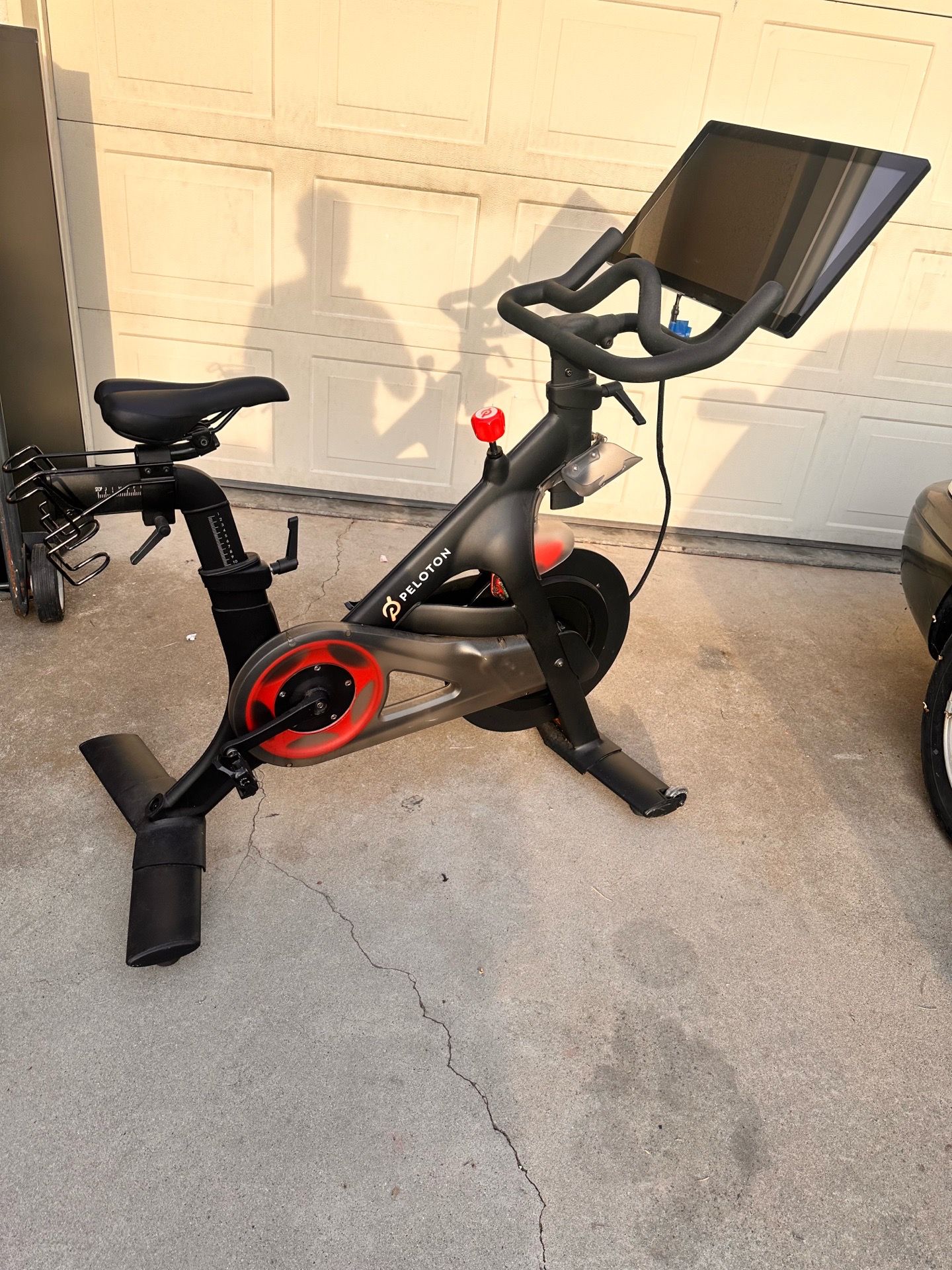 Peloton bike screen won’t turn on no adapter