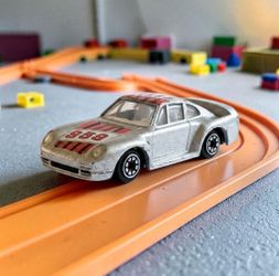 1986 Super Speedway Silver Porsche Turbo 959 No.23743 Die-Cast 1:64 Racecar Toy. This model directly copies the 1:58 scale Matchbox Porsche 959 body l