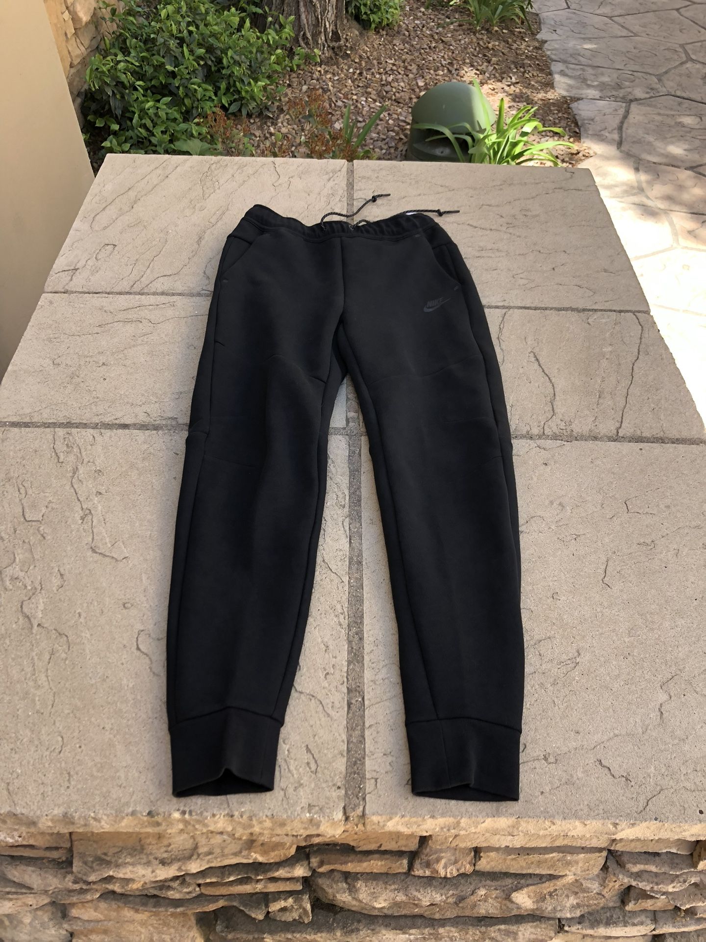 New Nike Tech Fleece Joggers Pants Sweats Triple Black Men’s S Small