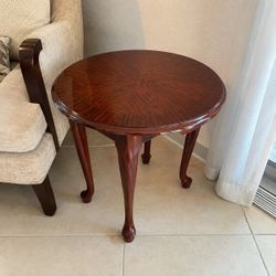 Solid Wood End Table – Classic Round Lamp Table