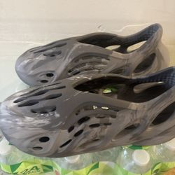 Yeezy Foam RNNR “Carbon” 