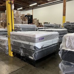 Huge Mattress Clearance Sale! Black Friday Specials. Kings/Queens/Twin/Cal King