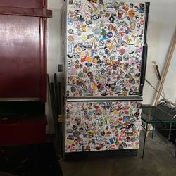 FREE Fridge.    GRATIS