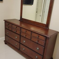 Queen Bedroom Set / Make Offer