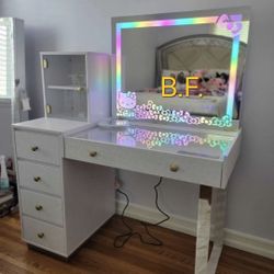 🎄 Hello Kitty Vanity Set, Base and Mirror, New in the Box.