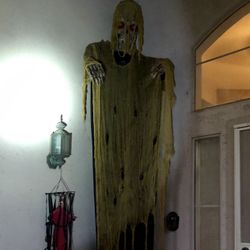 Spirit Halloween VtG 16ft Hanging Ghoul 