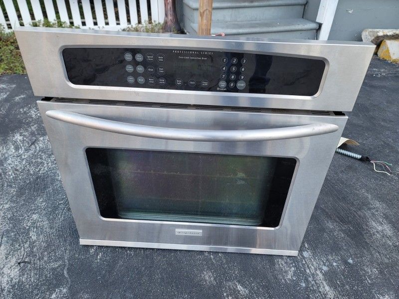 NEEDS REPAIR!! Frigidaire Professional 30'' Single Electric Wall Oven