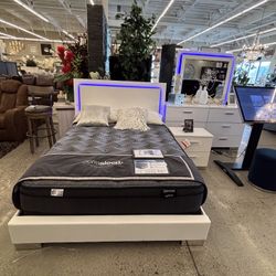 Beautiful  4 Pc Bedroom Set 