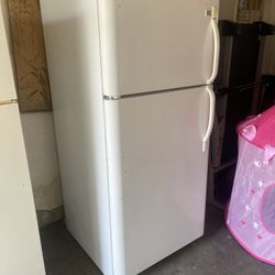 Refrigerator Works Great I Sell All The Time Wil Dleiver For  A Extra Fee 
