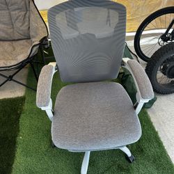  Ergonomic Office Chair - w/ Footrest 