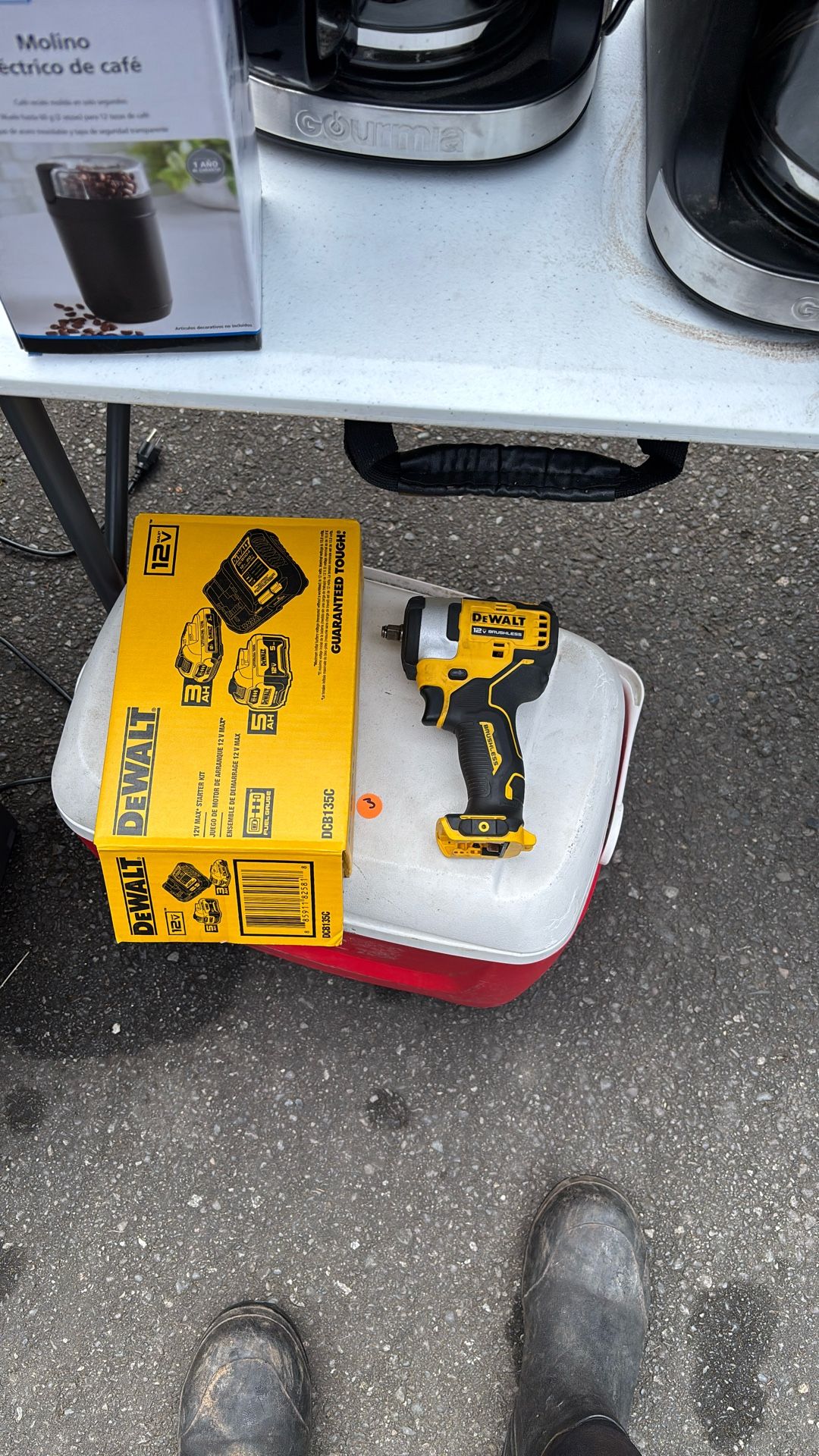DeWalt 12V Impact Wrench with 12V Battery Starter Pack