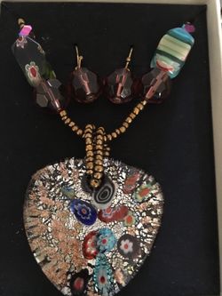 Juego collar con aretes hermoso para las fiestas benideras!