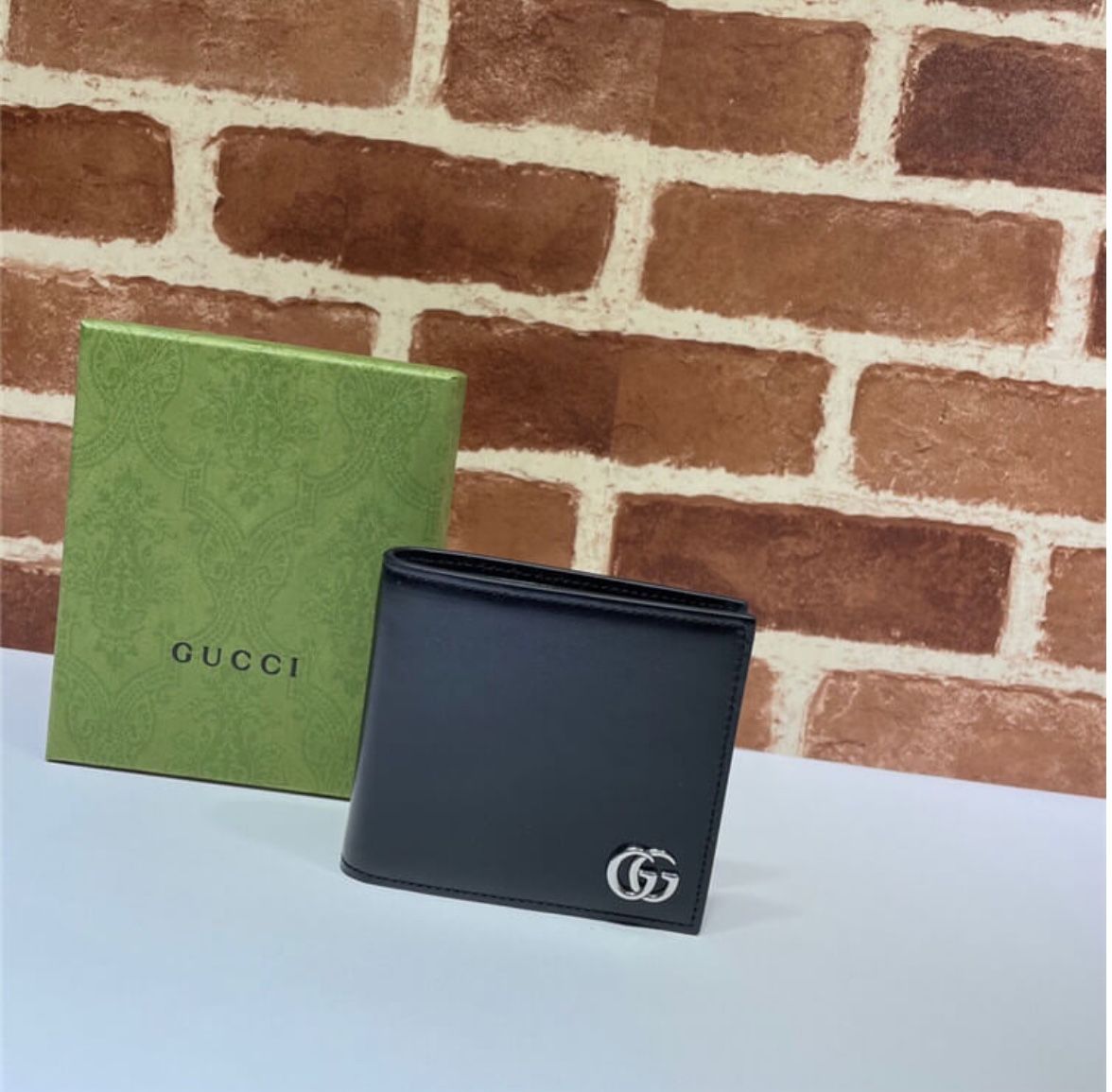 leather gucci wallet 
