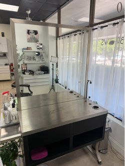 Floating styling station