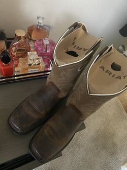 Ariat boots Size 5 in Boy