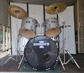 Bateria Drums 5 Pc EMPIRE Drum Set Complete w BassPedal, Cymbals&Hi-Hats, Hardware or Stands, SeatorThrone, 2 Pr of Sticks & a Drum TuningKey = $285
