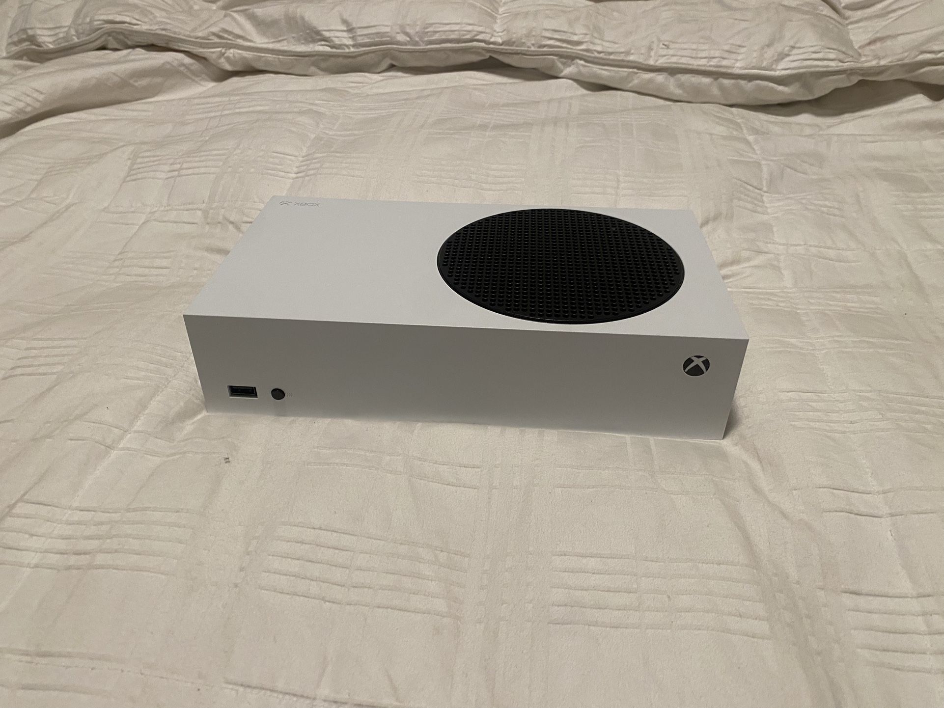 Used Xbox Series S 512GB SSD NO CONTROLLER + Used LG Ultragear 24” Full HD 144hz 1ms Freesync Plus