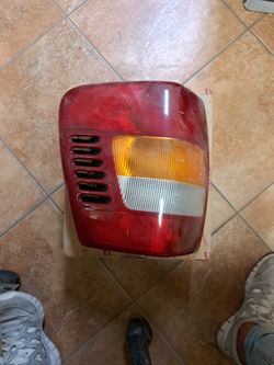 99-02 JEEP GRAND CHEROKEE LEFT TAIL LIGHT 