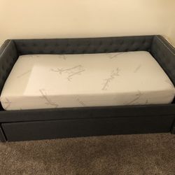 Day Bed With Trundle